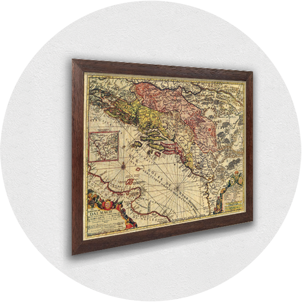 Gerahmte Nachbildung einer alten Karte von Dalmatien in braunem Rahmen