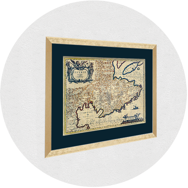Uokvirena stara karta Istre zlatni okvir tamni passpartout
