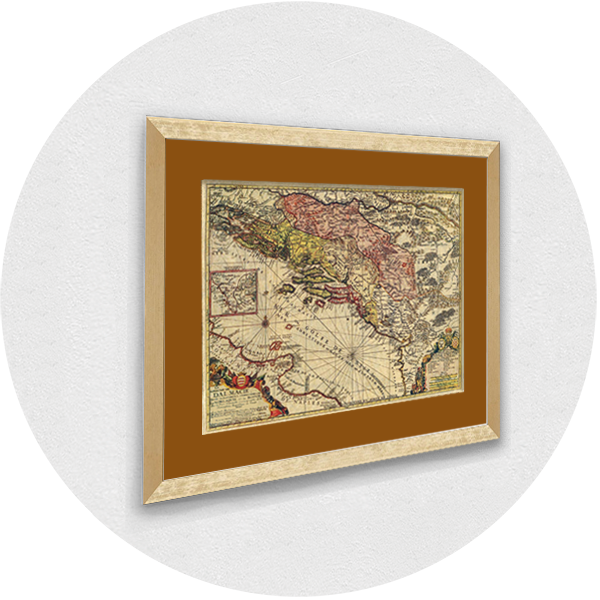 Una replica incorniciata di una vecchia mappa della Dalmazia in una cornice scura con un passpartout marrone brillante